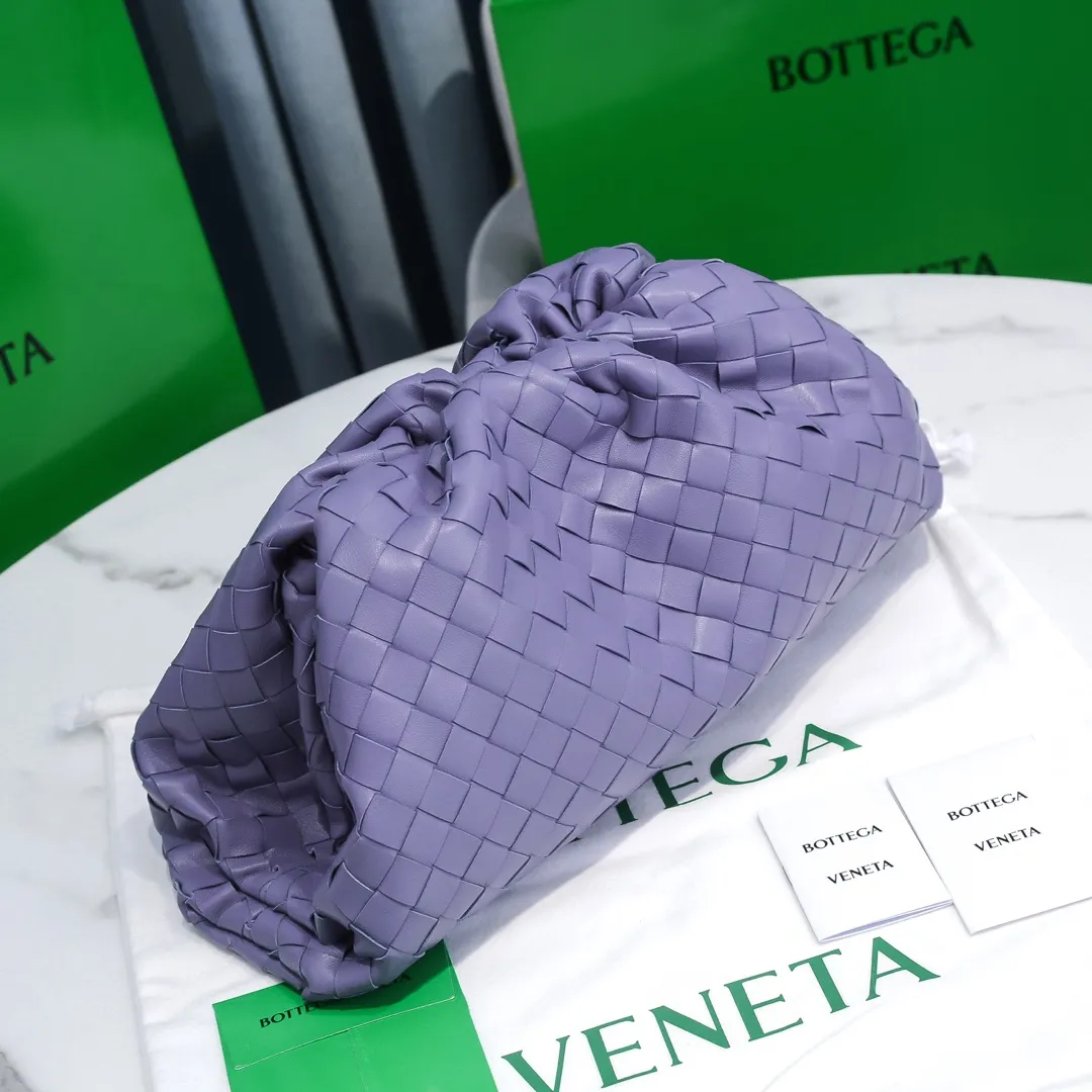 🔥🔥The counterattack of the popular Bottega Veneta started with this series of cloud bags, which went viral in the fashion circle and started a craze! Out of stock, out of stock, out of stock... One piece is hard to find, super hard to buy, regardless of age, season, or occasion. Very classy. Really, if you carry this on the road, it will turn heads! This is also the reason why this series is so expensive. Large size: 38*20*8.5cm [Big Cloud Weave] Lavender